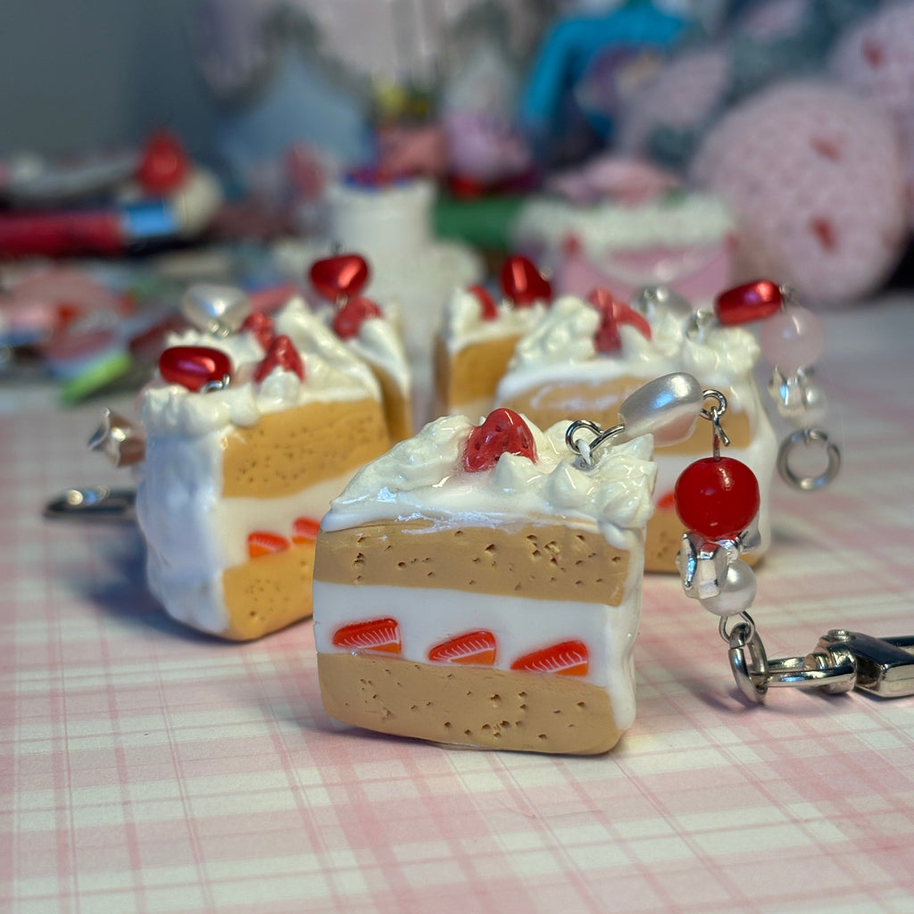 Strawberry cake 𖦹 keychain